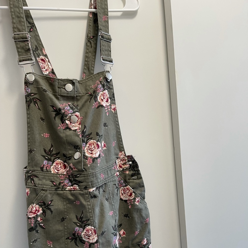 H&M Women’s Floral Overall Dress! Size Medium.